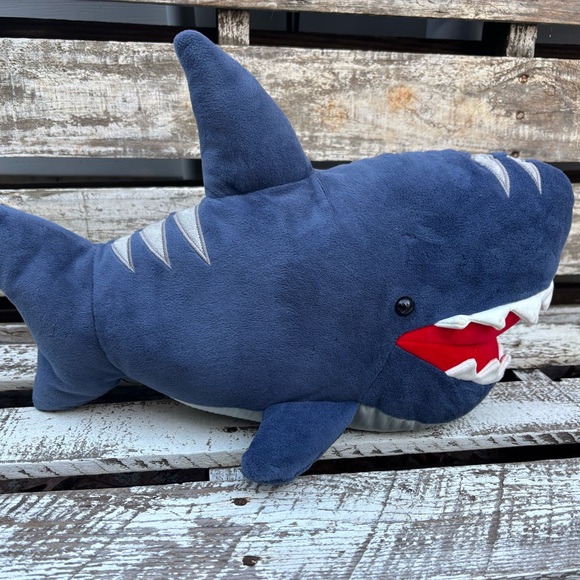 Maxwell the shark by Gund - Picture 10 of 12